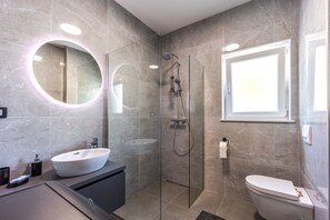 Shower, hair dryer, towels, soap - Beautiful Villa Gallova (Labin)
