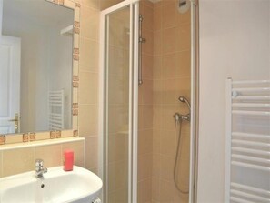 Ensemble douche/baignoire, sèche-cheveux, serviettes fournies, savon