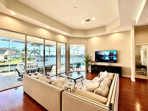 Luxury Rental Walkable To Beach With Wide Water Views I Pet Friendly