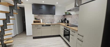 Réfrigérateur, un four, surface de cuisson, lave-vaisselle