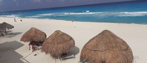 Nær stranden, solsenger og strandhåndklær
