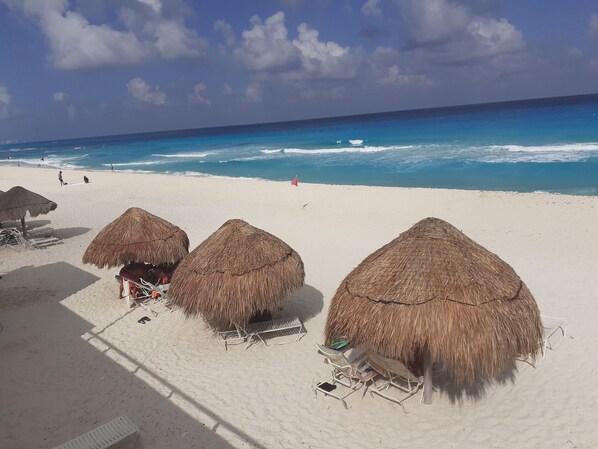 Plage à proximité, chaises longues, serviettes de plage