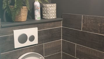 Bathtub, hair dryer, towels, toilet paper