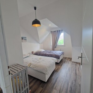 4 chambres, bureau, fer et planche à repasser, lit parapluie