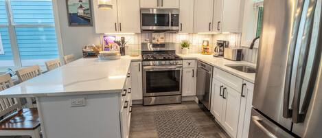 Een blender, een ijsmachine, keukenpapier, een eettafel