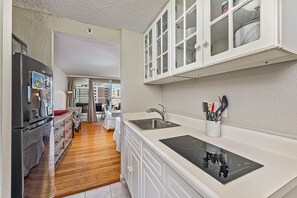 Kjøleskap, mikrobølgeovn, kokeplater og kaffetrakter/tekoker