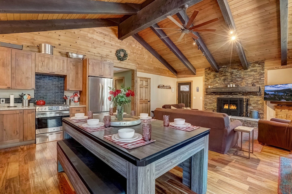 Willow's Hideaway - Pet friendly cozy cabin!