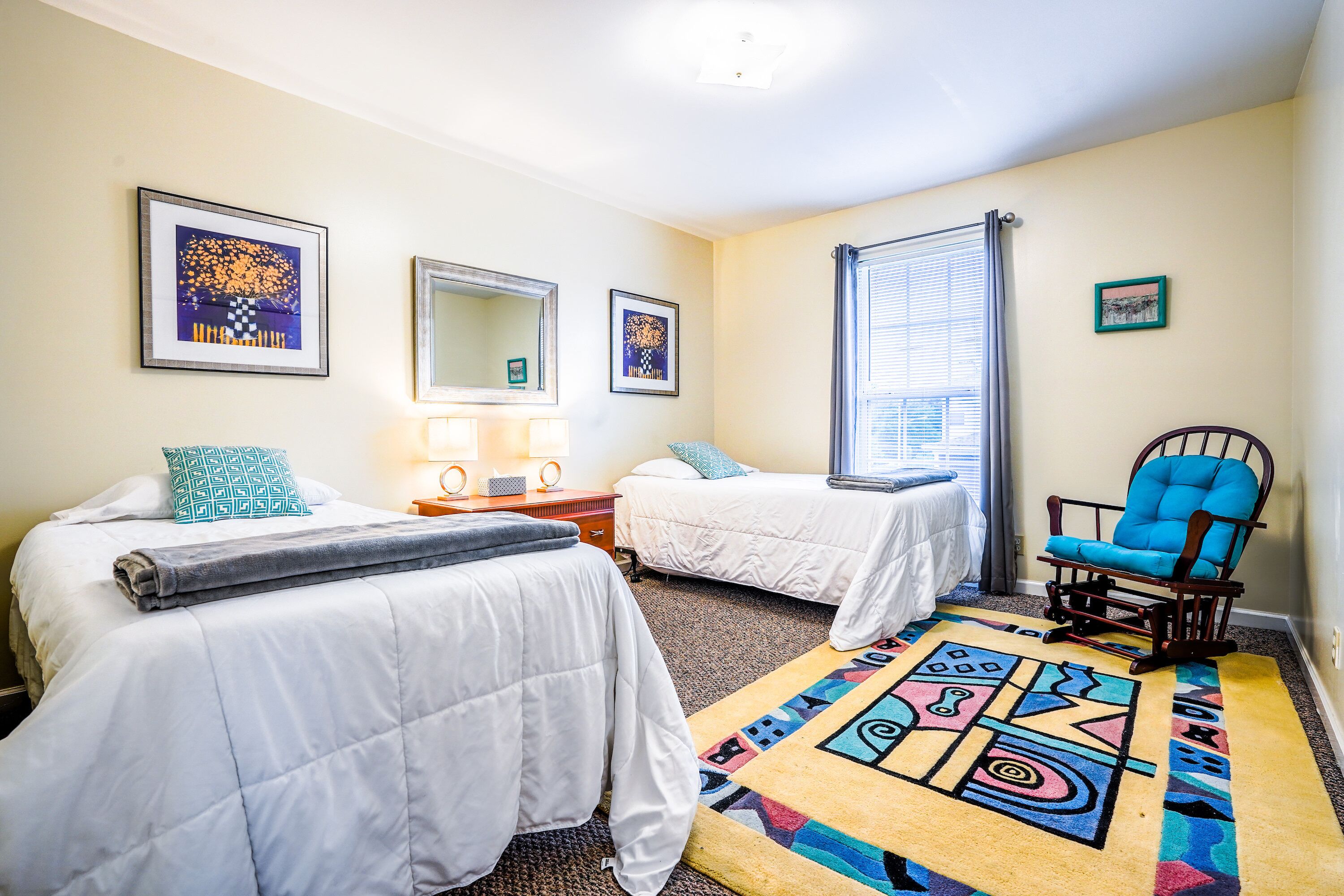 Sunshine Chateau | 2 Miles from DT