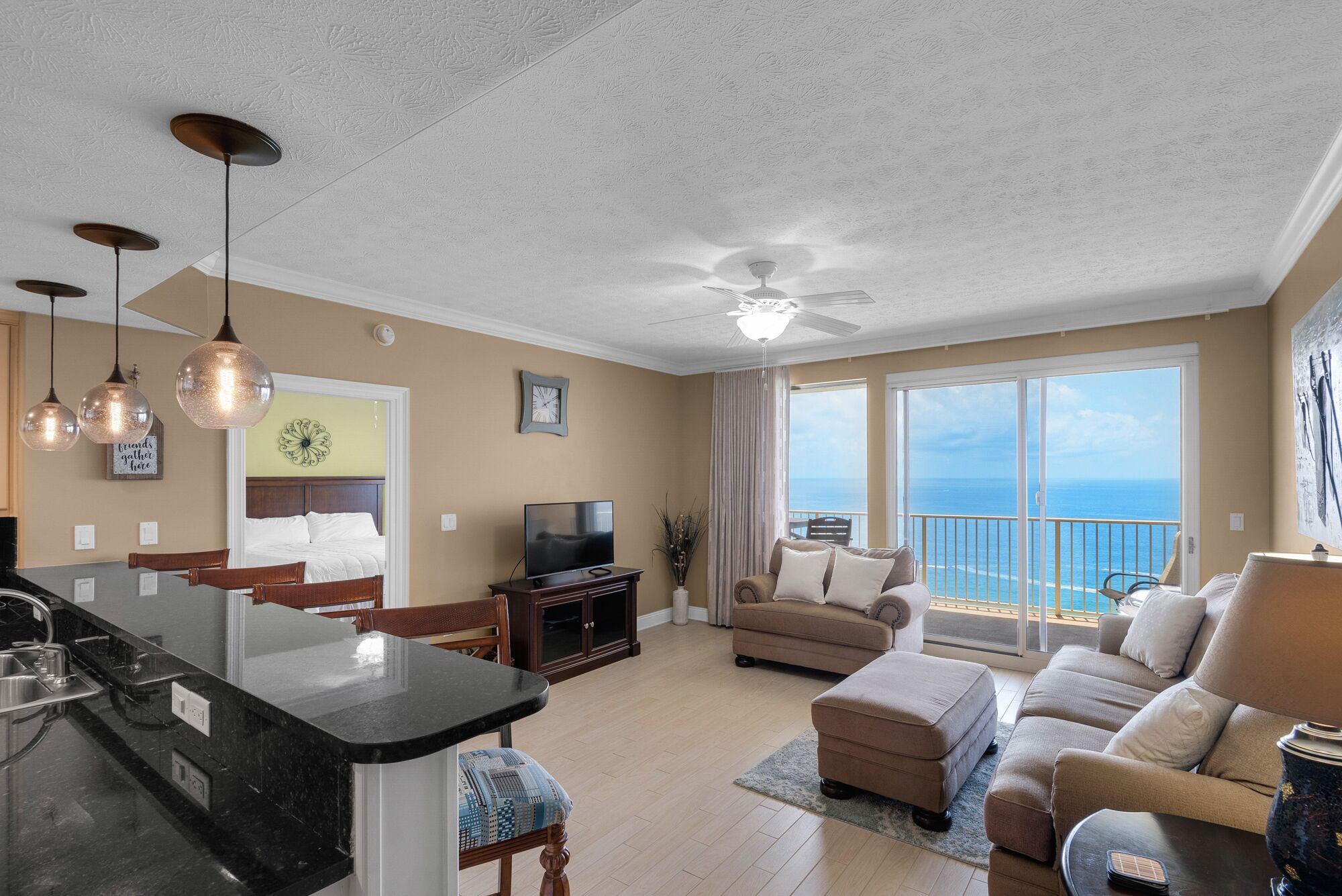 20% OFF SALE-BEACH CHAIRS AND UMBRELLA INCL-PET FRIENDLY-POOLSIDE CAFE-HOT TUB