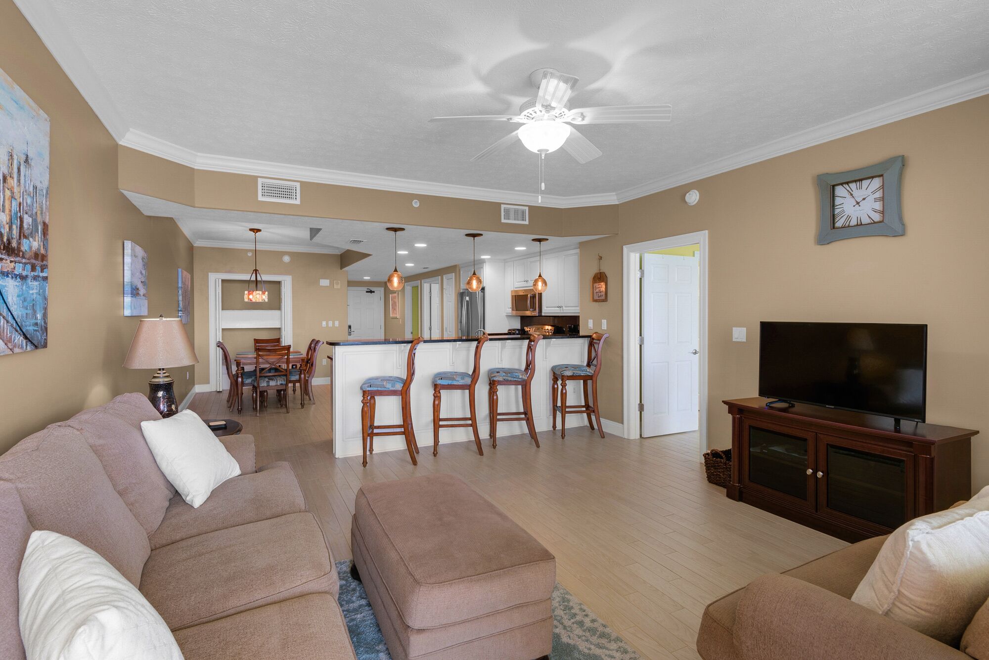 20% OFF SALE-BEACH CHAIRS AND UMBRELLA INCL-PET FRIENDLY-POOLSIDE CAFE-HOT TUB