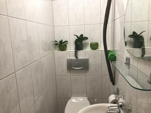 Kostenlose Toilettenartikel, Haartrockner, Handtücher, Toilettenpapier