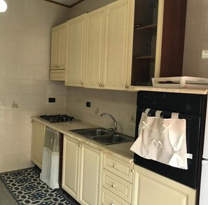 Frigorifero, forno, macchina per tè/caffè, bollitore elettrico