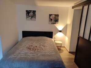 1 bedroom, iron/ironing board, travel crib, free WiFi - Charming industrial-style studio (Longuenesse)