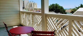Heart of Ocean Drive- 1/2 block to the beach, two blocks to Main Street