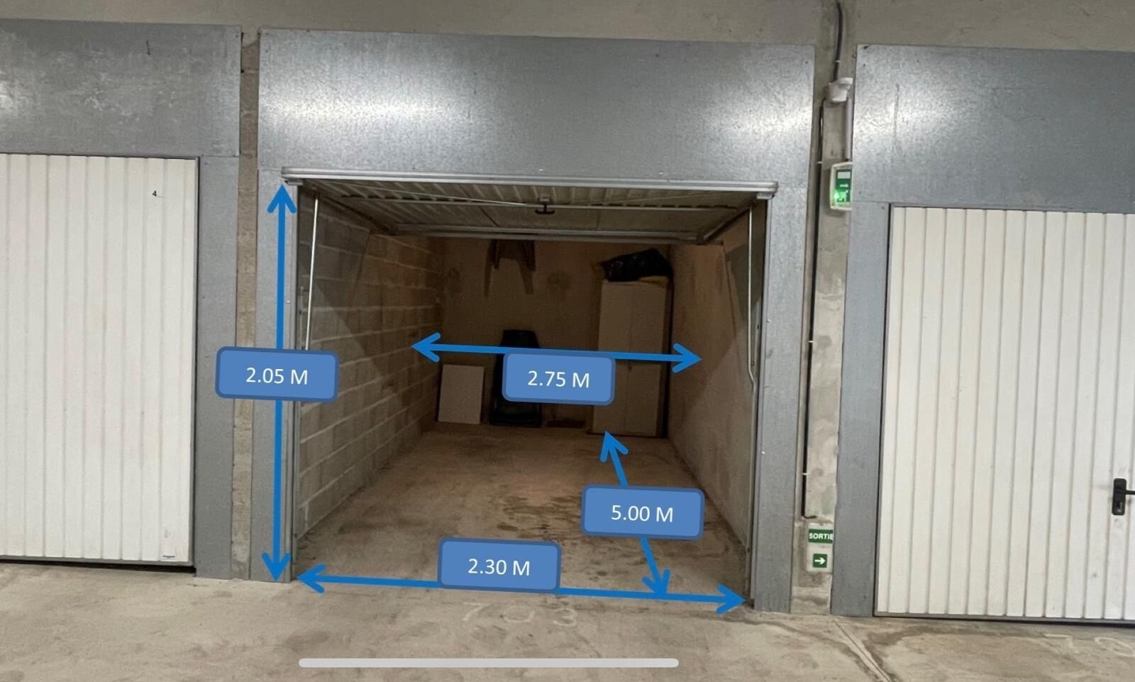 A garage with dimensions marked: 2.05m, 2.75m, 2.30m, and 5.00m.