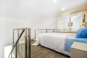 1 chambre, fer et planche à repasser, lit de bébé portatif