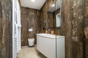 Douche, séchoir à cheveux, serviettes fournies, savon