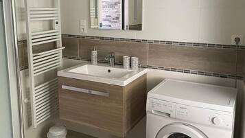 Baignoire, sĂšche-cheveux, papier toilette