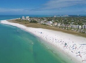 Rannalla, aurinkotuoleja, rantapyyhkeitä