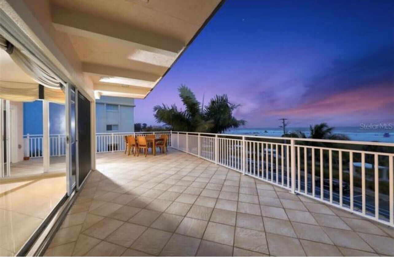 Beach front paradise located in a Condo Building Beach front Penthouse!