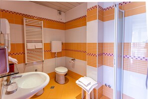 Chuveiro, secador de cabelo, toalhas de banho, sabonete