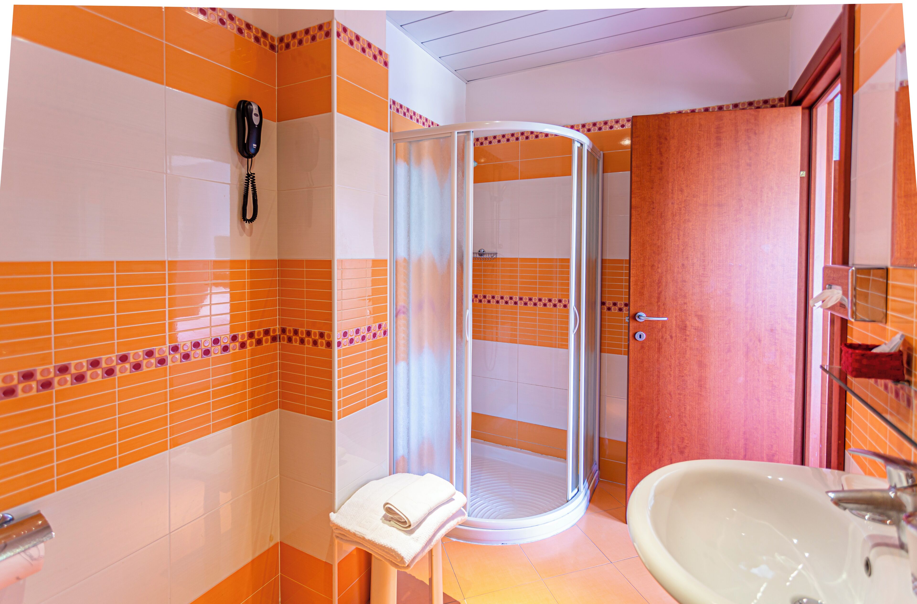 Douche, sèche-cheveux, serviettes fournies, savon