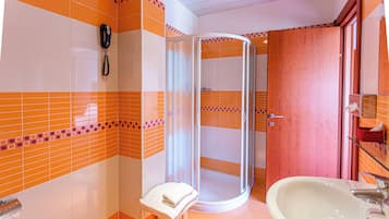 Douche, sĂšche-cheveux, serviettes fournies, savon