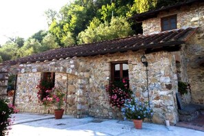 Exterior - ELEGANT STONE VILLA IN THE TUSCAN HILLS WITH PRIVATE POOL. (Partigliano)