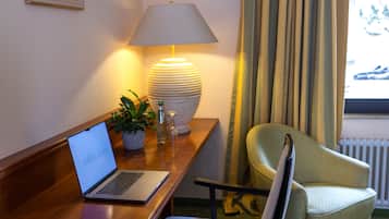 Minibar, bureau, Wi-Fi gratuit, draps fournis