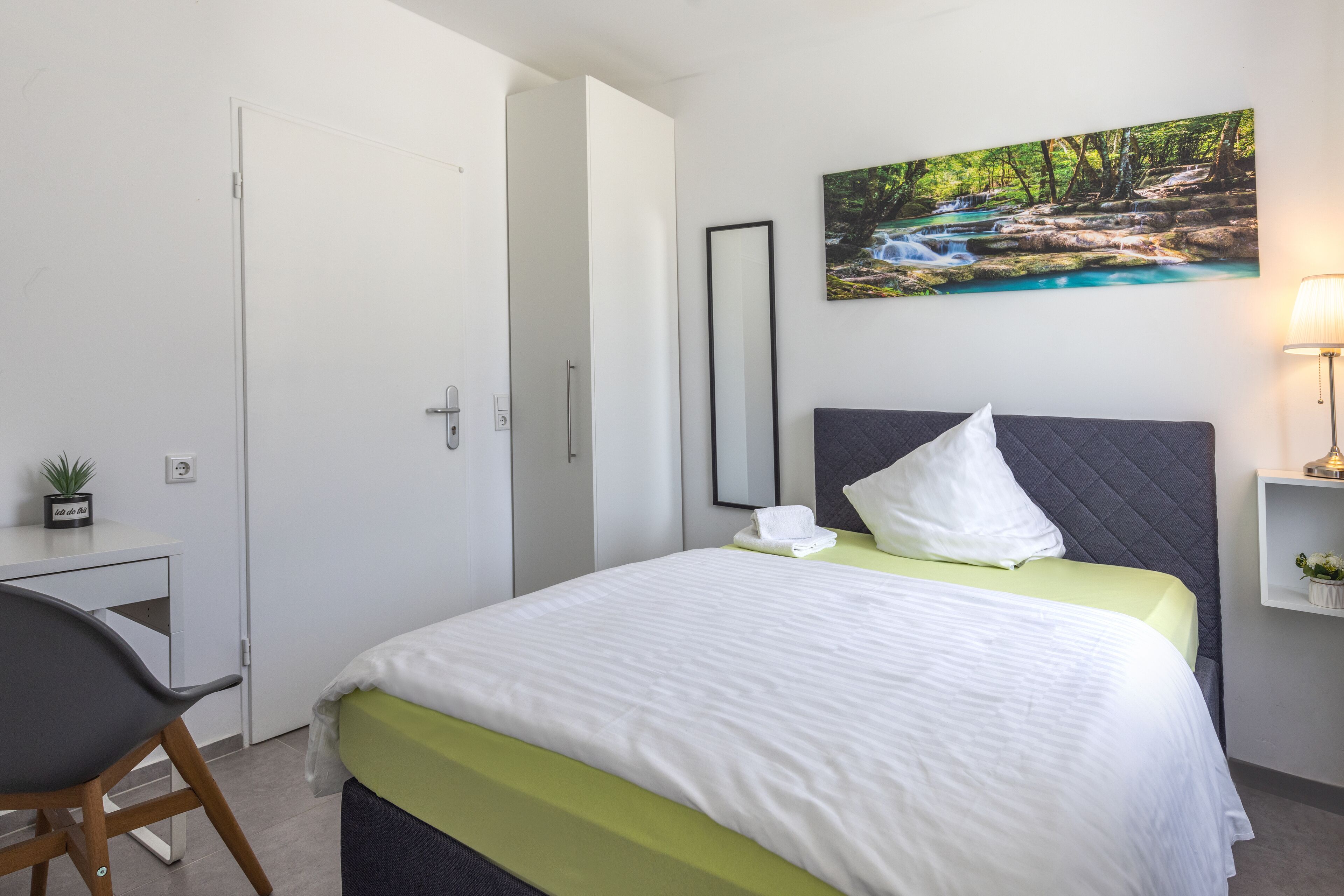 Habitación básica | Minibar, escritorio, wifi gratis y ropa de cama