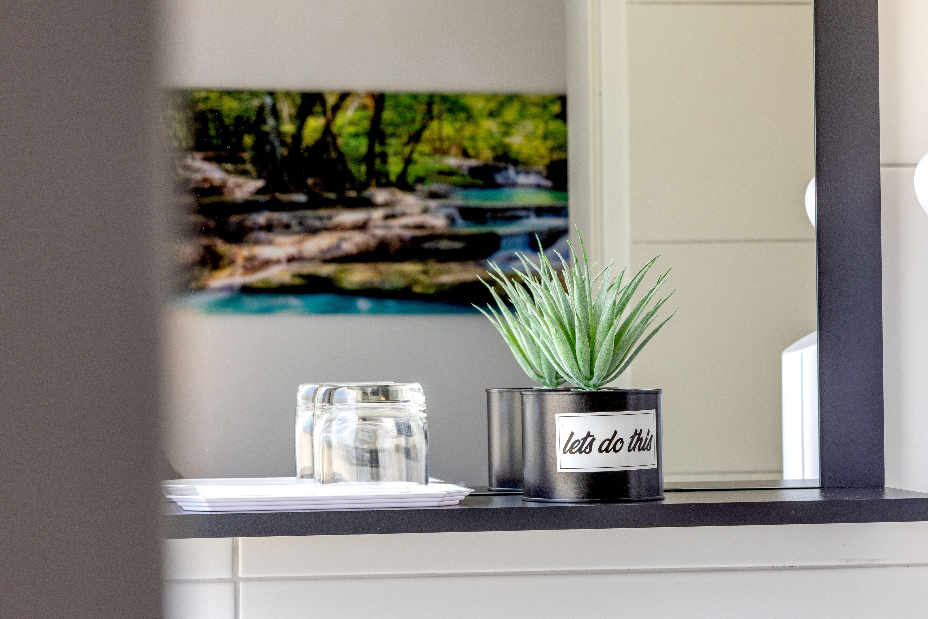 basic room | bathroom | shower, towels