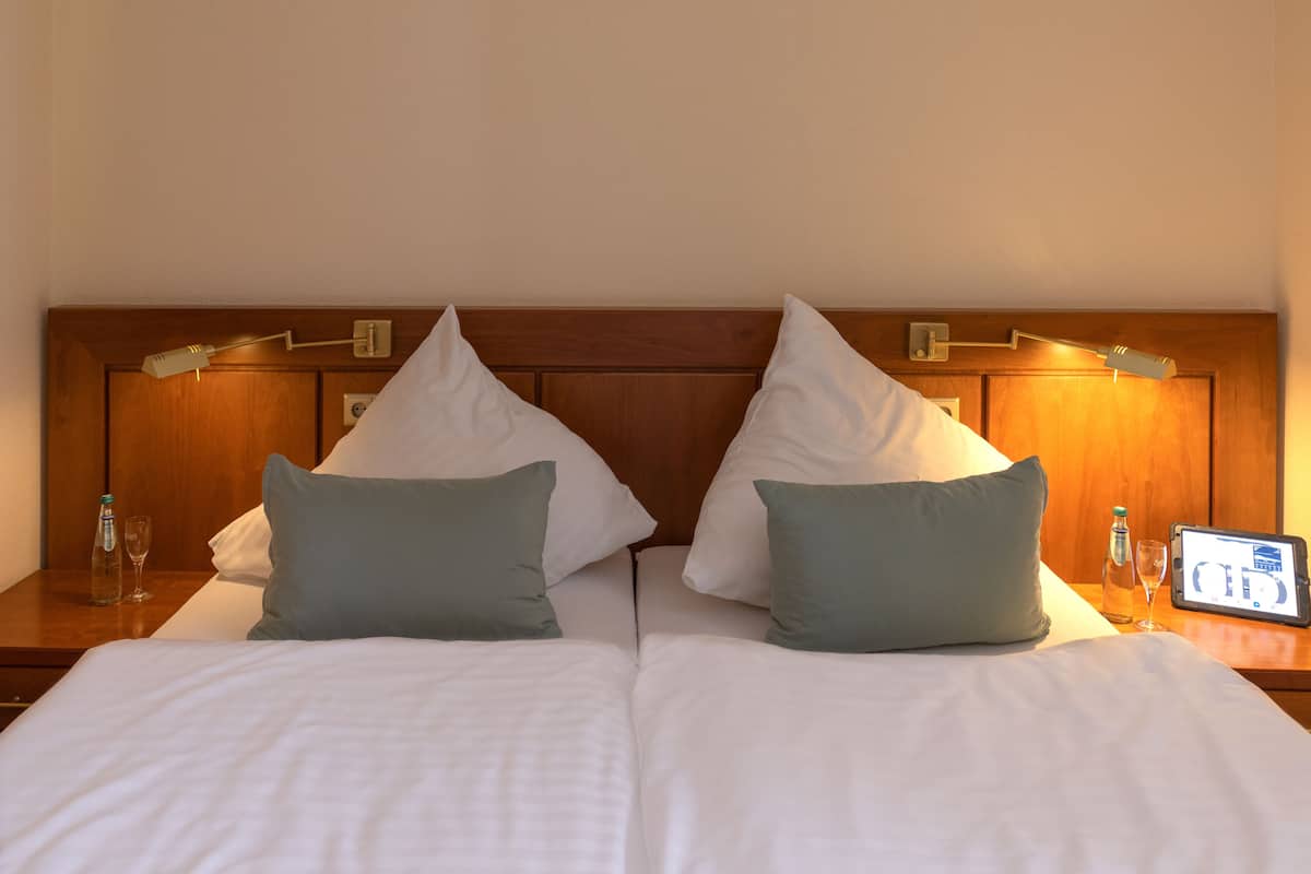 classic double or twin room | 1 bedroom, minibar, desk, free wifi