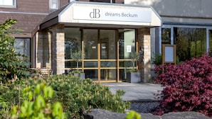 A building with a sign reading "dreams Beckum" and a glass entrance. - dreams Beckum (Beckum)