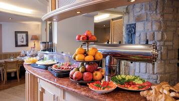 Tägliches kontinentales Frühstück (15 EUR pro Person)