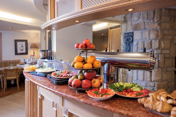 Petit déjeuner continental (15 EUR par personne)