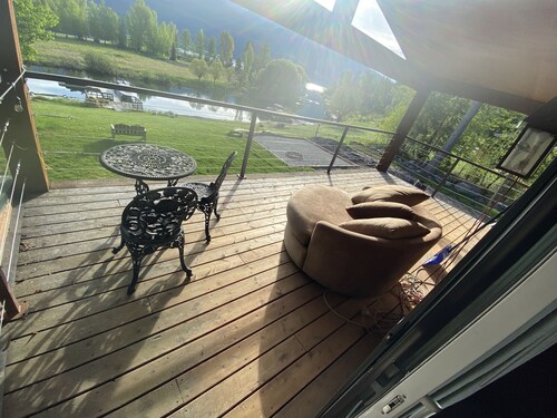 Lake front house, hot tub, optional escalade and jetski