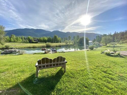 Lake front house, hot tub, optional escalade and jetski