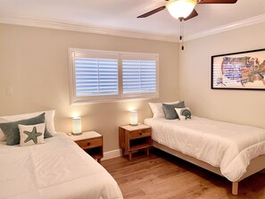2 bedrooms, iron/ironing board, free WiFi, bed sheets - free parking, minutes to beach. (Hollywood)
