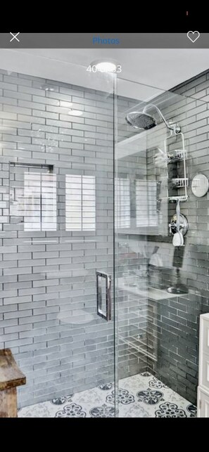 Combined shower/bathtub, hair dryer, towels, soap - free parking, minutes to beach. (Hollywood)