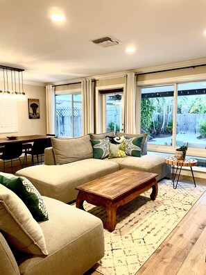 Smart TV - free parking, minutes to beach. (Hollywood)
