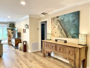 Lobby - free parking, minutes to beach. (Hollywood)