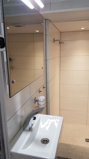 Douche, sèche-cheveux, serviettes fournies, papier toilette