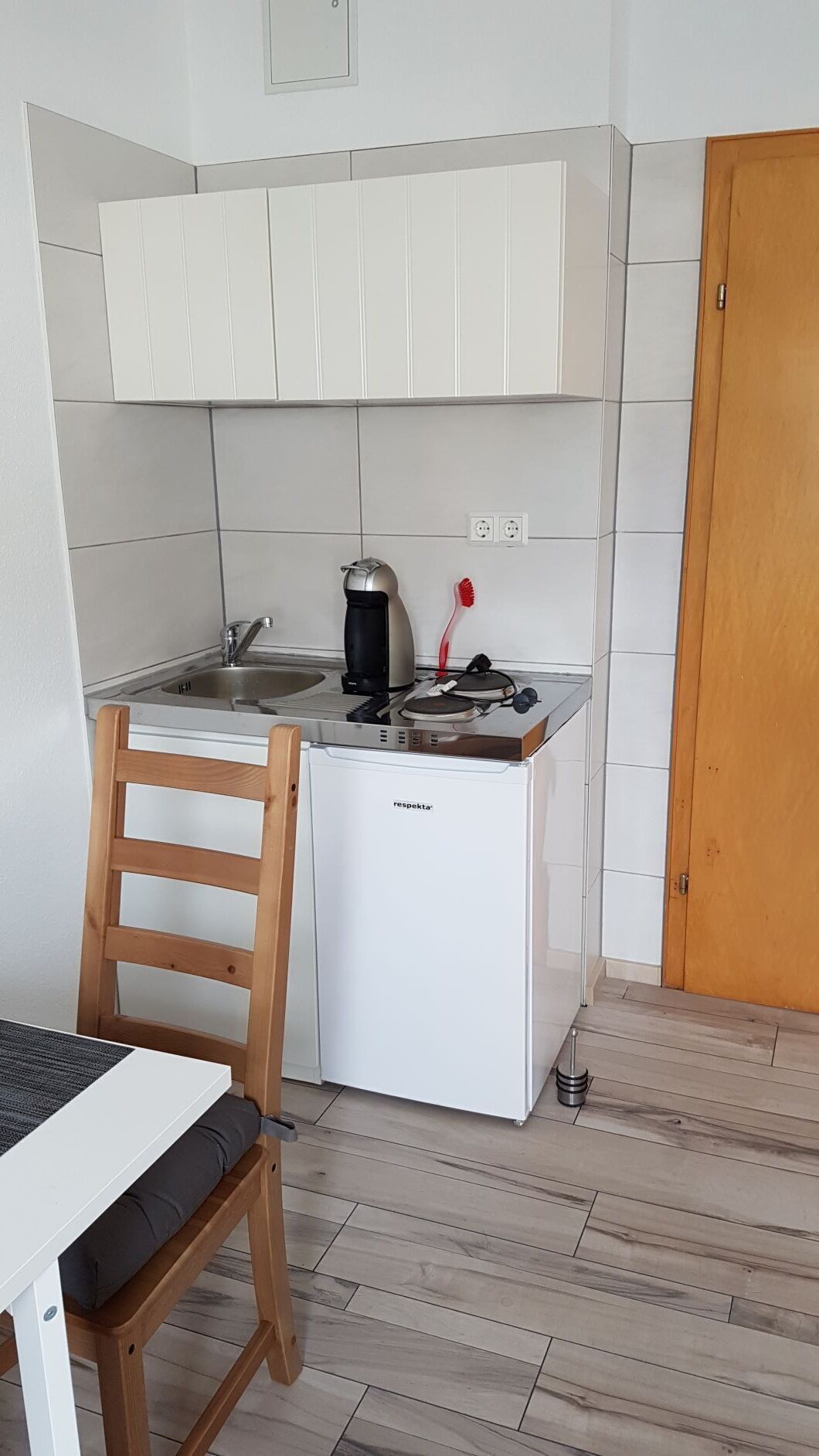 Réfrigérateur, plaque de cuisson, cafetière/bouilloire