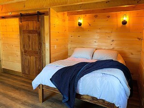 2 bedrooms, desk, free WiFi, bed sheets - Tupelo - Hand hewn private log cabin with views (Logan)