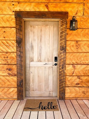 Exterior detail - Tupelo - Hand hewn private log cabin with views (Logan)