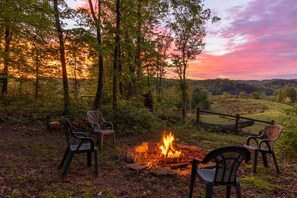 Property grounds - Tupelo - Hand hewn private log cabin with views (Logan)