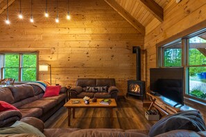 Smart TV, fireplace, DVD player, video library - Tupelo - Hand hewn private log cabin with views (Logan)