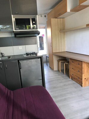 Een koelkast, een microgolfoven, een oven