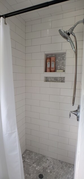 Combined shower/bathtub, towels, toilet paper - Beautiful Waterfront Home on the Cape May Canal (Cape May)