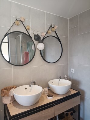 Badewanne, Haartrockner, Handtücher